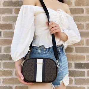 Gaby’sBags💕NWT Michael Kors oval Crossbody